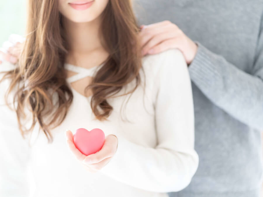 ハートを持つ女性